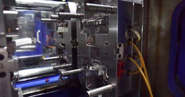 Moldeo por inyección de dos disparos